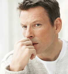 seorang pria berpikir tentang keluarnya cairan saat terangsang